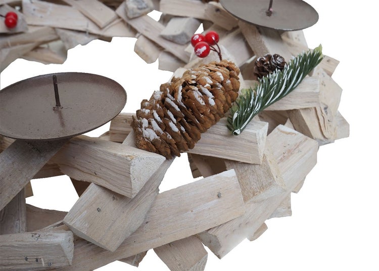 Dekorativer Adventskranz aus Holz mit Tannenzapfen und Kerzenhalter