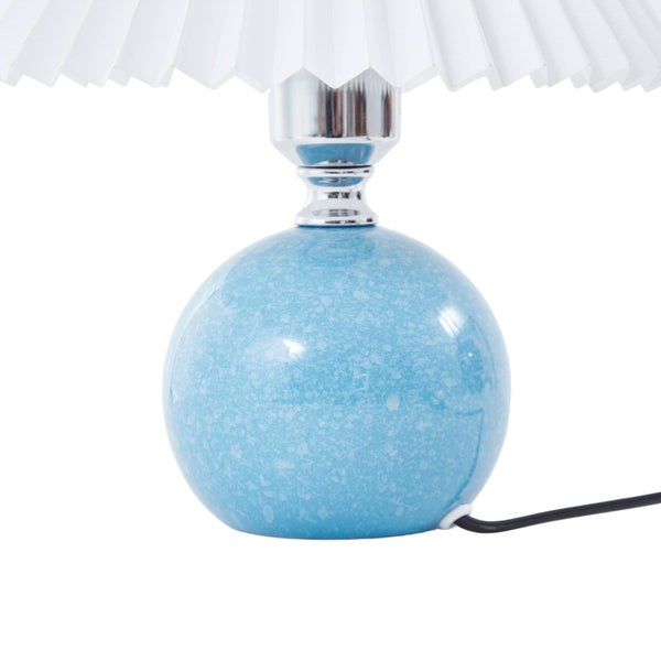 Tischleuchte mit blauem Keramikfuß und plissiertem Lampenschirm