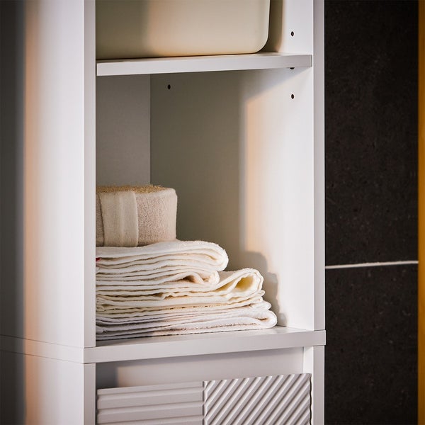 Detailansicht eines Badezimmerschranks mit Handtüchern und Ablage