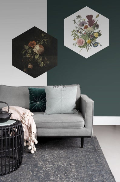 Wohnzimmer mit Sofa, Teppich und dekorativen Wandbildern