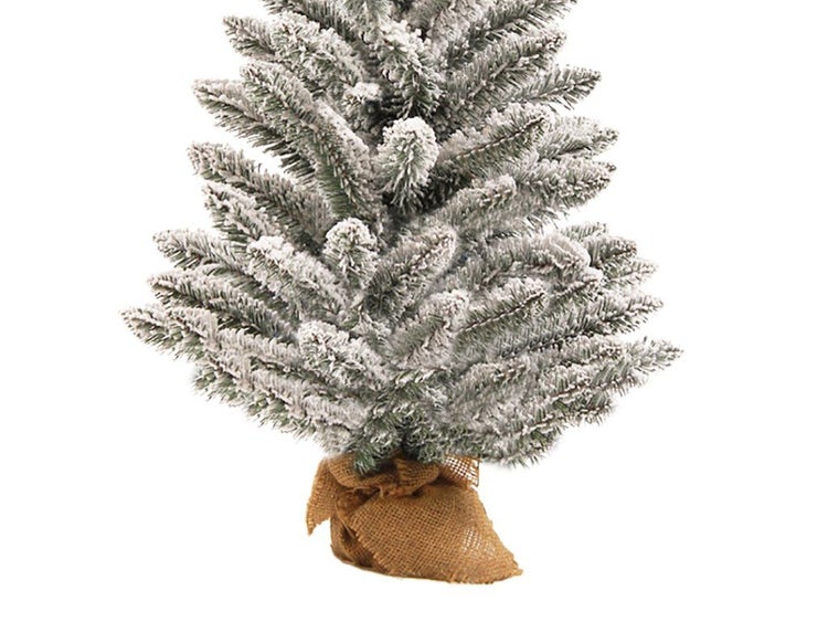 Künstlicher Weihnachtsbaum mit künstlichem Schnee und Jutesack