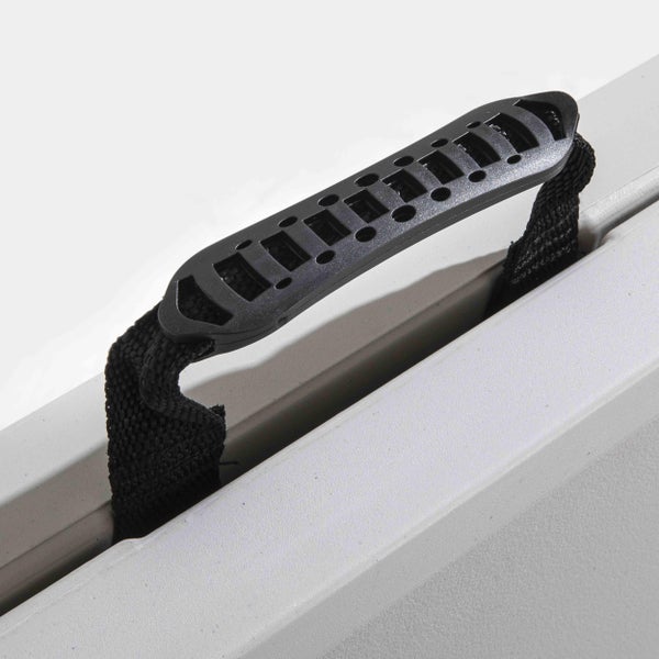Schwarzer Tragegriff aus Kunststoff mit Textilband an einem grauen Klapptisch.