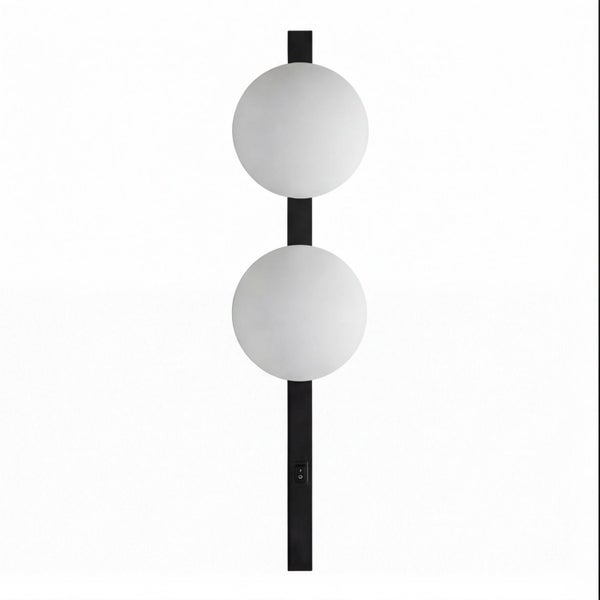Moderne Wandleuchte mit zwei kugelförmigen weißen Glasschirmen auf einer schmalen schwarzen Metallschiene und integriertem Kippschalter.