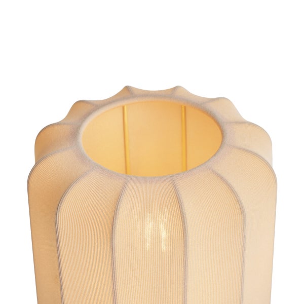 Beigefarbener gerippter Lampenschirm aus Textil mit gewelltem Rand.