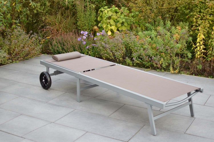 Gartenliege mit Rädern und verstellbarer Rückenlehne im Außenbereich