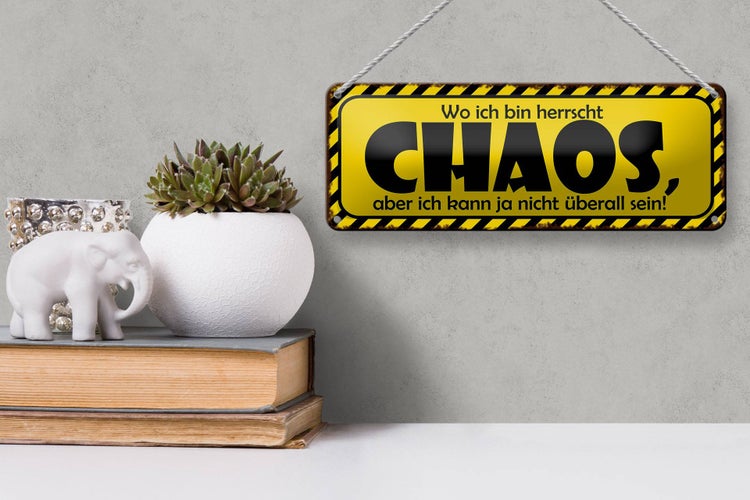 Blechschild Spruch 27x10cm wo ich bin herrscht Chaos aber Dekoration