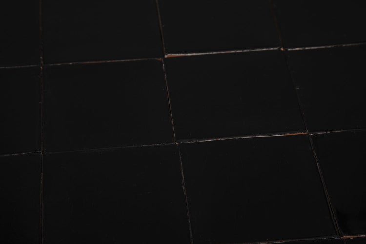 Nahaufnahme von schwarzen quadratischen Fliesen