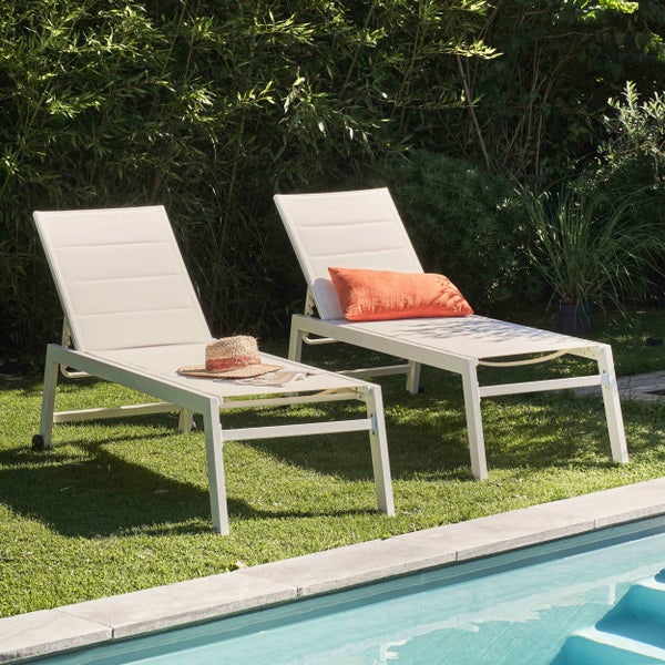Zwei weiße Gartenliegen aus Aluminium mit Textilbespannung, verstellbarer Rückenlehne und Rollen.