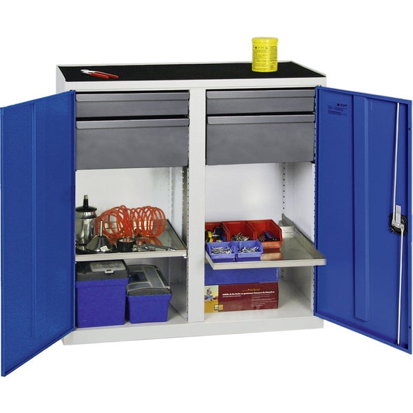 Hängender Blumentopf mit orangefarbenen Blumen an einer schwarzen Wandhalterung aus Metall im Garten.