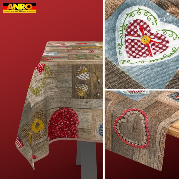 Tischdecke mit verschiedenen Herzmotiven in Patchwork-Optik auf einem Hintergrund in Holzoptik. Detailaufnahmen der Muster. ANRO Logo.