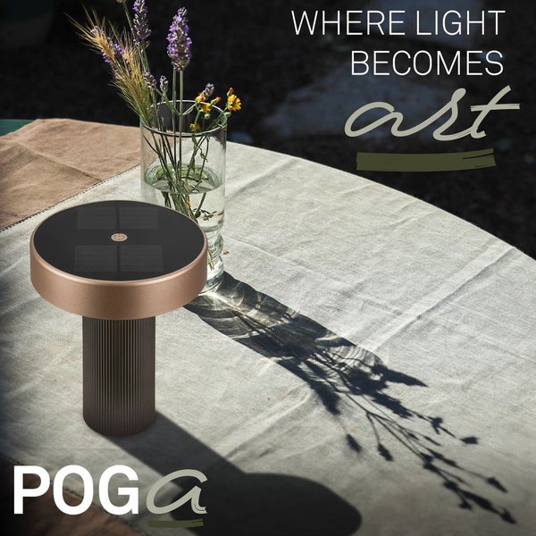 POGA Solar-Tischleuchte auf einem Gartentisch mit Tischtuch und Blumenvase.