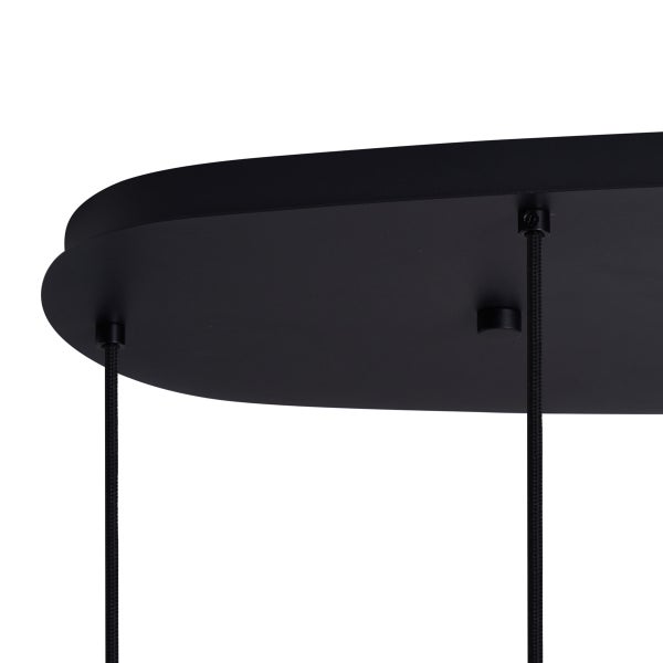 Detailansicht einer schwarzen Deckenhalterung mit Kabelaufhängung für eine Pendelleuchte