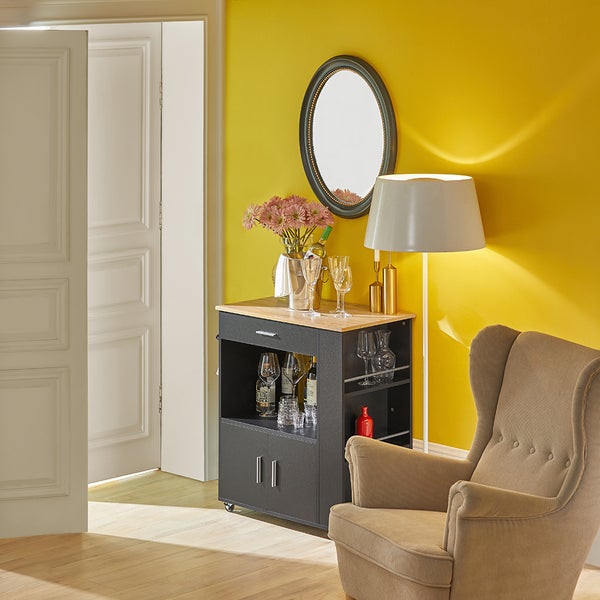 Wohnzimmer mit Servierwagen, Stehlampe und Sessel