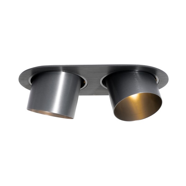 Zweiflammiger Deckenspot aus gebürstetem Metall mit zwei verstellbaren, zylinderförmigen Strahlern.