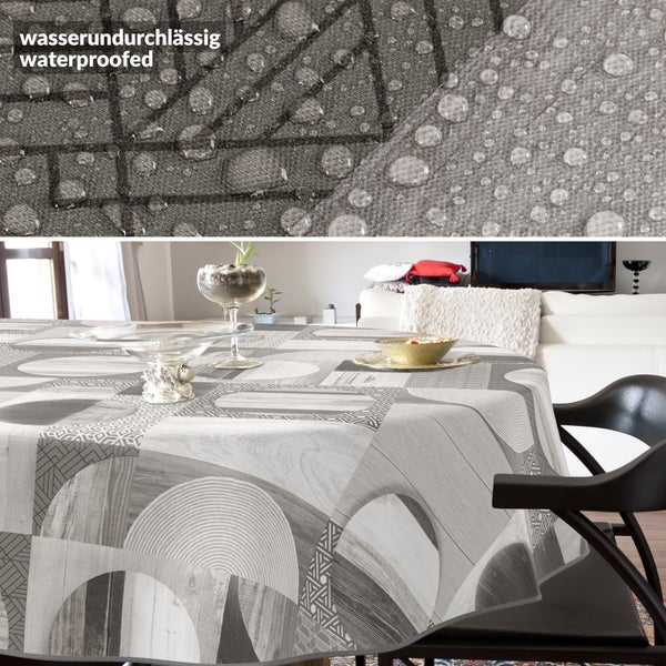 Tisch mit wasserabweisender Tischdecke mit geometrischem Muster.