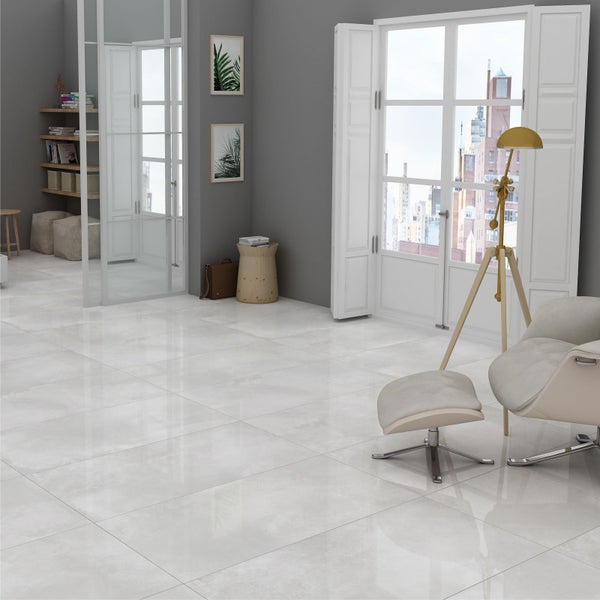 Heller Raum mit Bodenfliesen, Stuhl, Stehlampe und Fenster