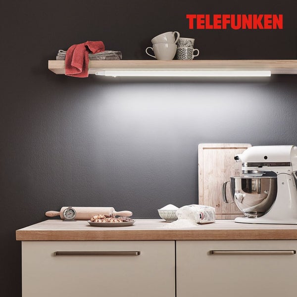 Telefunken Logo. Unterbauleuchte montiert unter einem Holzregal in einer hellen Küche mit Küchenmaschine und Arbeitsplatte.