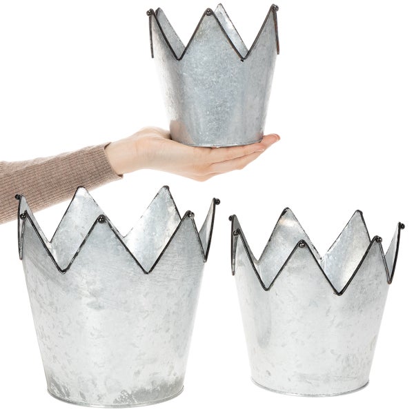 Dreiteiliges Set Pflanztöpfe in Kronenform aus verzinktem Metall in drei verschiedenen Größen.