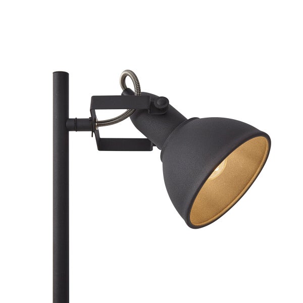 Schwarzer Metallstrahler mit goldener Innenseite an einer Stange, verstellbarer Lampenkopf im industriellen Design.