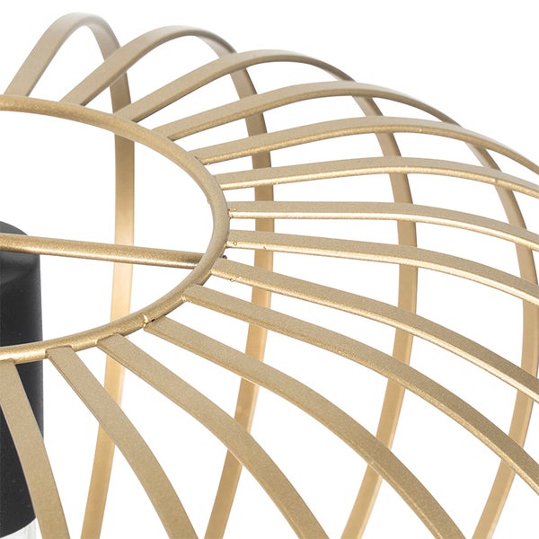 Detailaufnahme einer goldenen Drahtleuchte