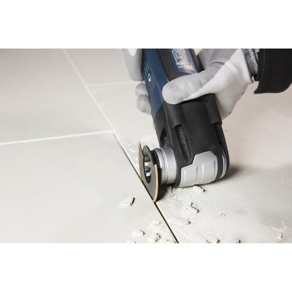 Multifunktionswerkzeug im Einsatz zum Schneiden von Fliesen