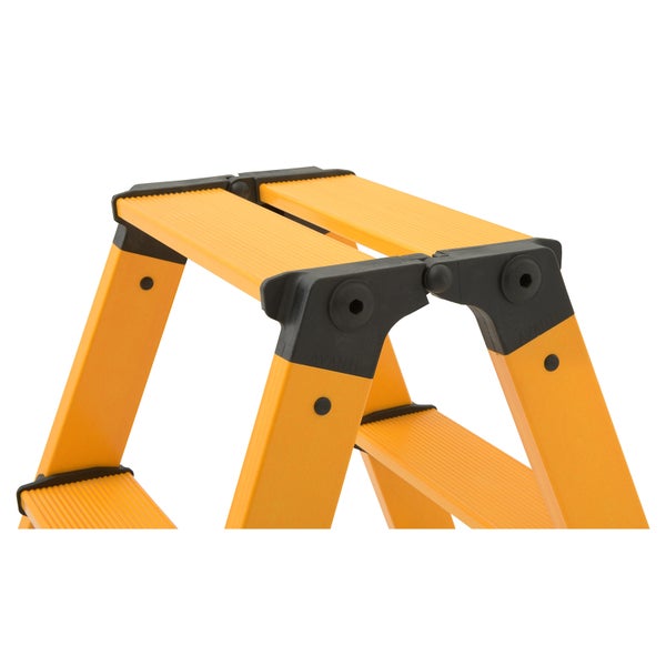 Detailansicht einer gelben Trittleiter