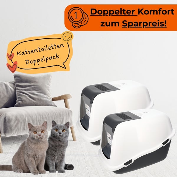 Zwei Katzentoiletten mit Klappe im Doppelpack neben zwei Katzen vor einem Sofa