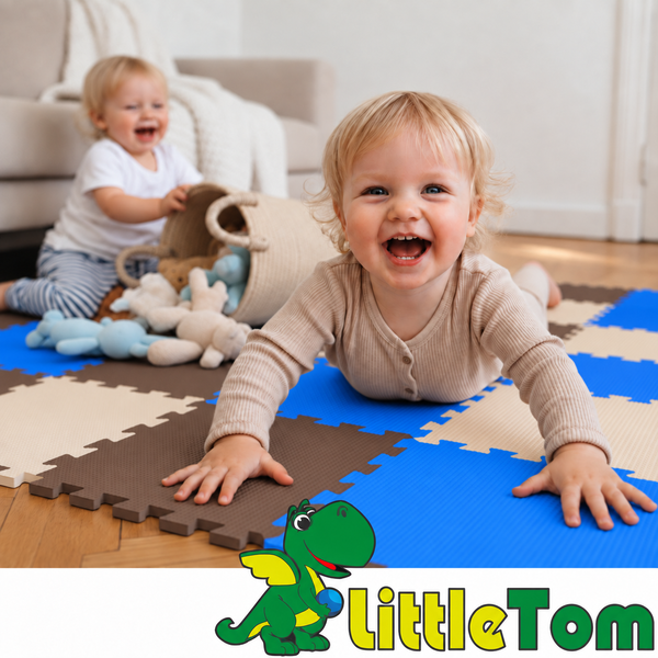 Zwei Kinder spielen auf einer bunten Schaumstoff Puzzlematte von Little Tom im Wohnzimmer.