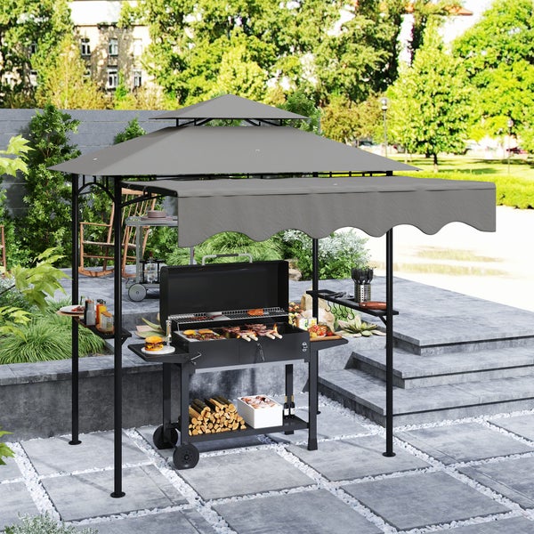 Grillpavillon mit Doppeldach, ausziehbarer Markise und Seitenablagen über einem Holzkohlegrill auf einer Terrasse aus Steinplatten.