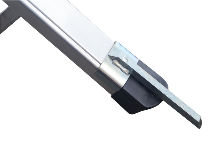 Detailaufnahme einer Aluminiumleiter mit Fuß und Stabilisator.