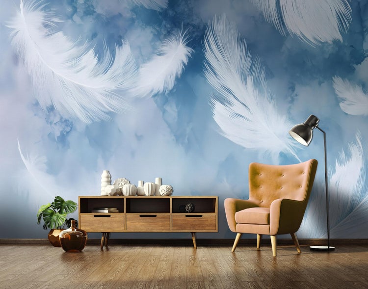 Wohnraum mit Feder-Tapete, Sideboard, Sessel und Stehlampe