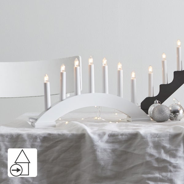 Adventsleuchter aus Holz mit Kerzen und Dekoration