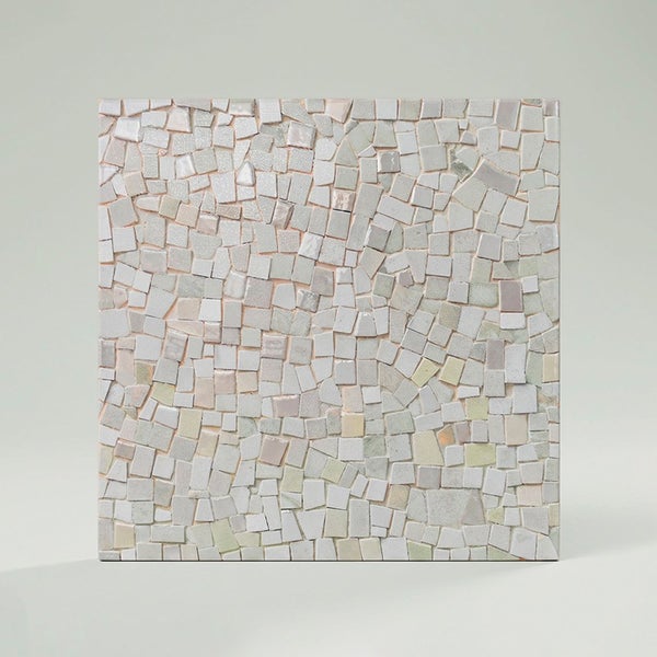 Quadratische Mosaikfliese mit unregelmäßigen Steinstücken in einer hellen Farbkombination.