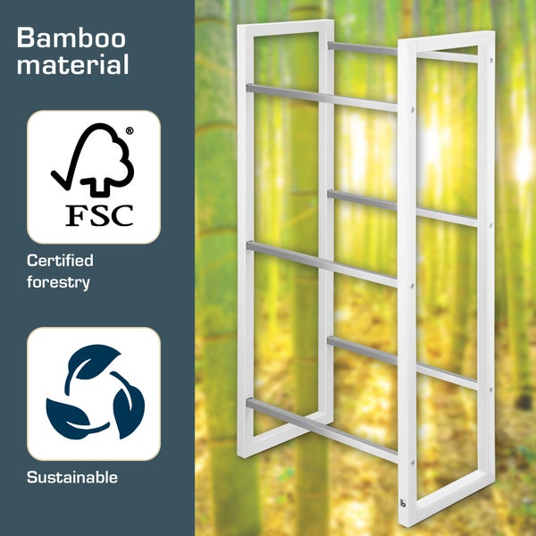 Bambusmaterial mit FSC-Siegel für zertifizierte Forstwirtschaft und Symbol für Nachhaltigkeit, zusammen mit einem Handtuchhalter