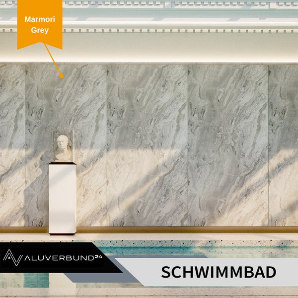 Schwimmbad mit Wandpaneelen in Marmoroptik und einer Skulptur auf einem Sockel