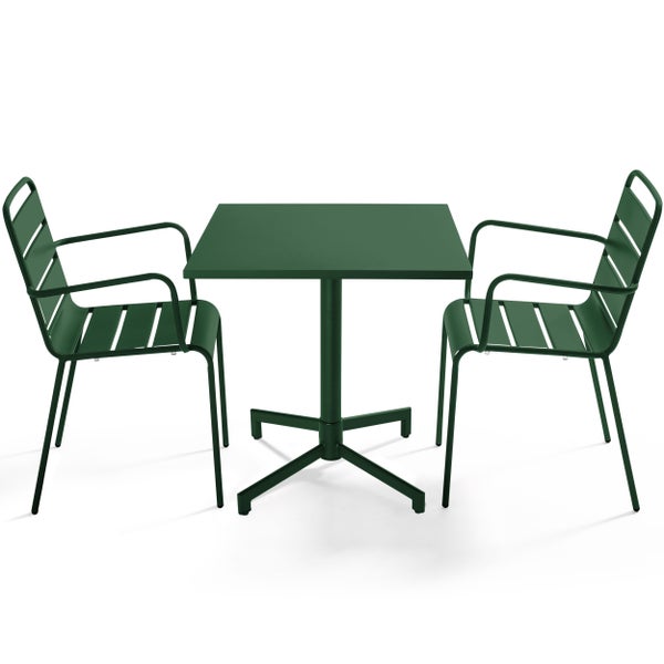 Grünes Gartenmöbel-Set aus Metall mit einem quadratischen Bistrotisch und zwei Stühlen mit Armlehnen und Latten-Optik.