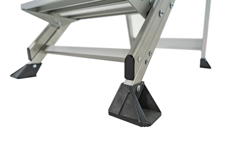 Detailansicht der rutschfesten Standfüße einer Aluminiumleiter für sicheren Halt.