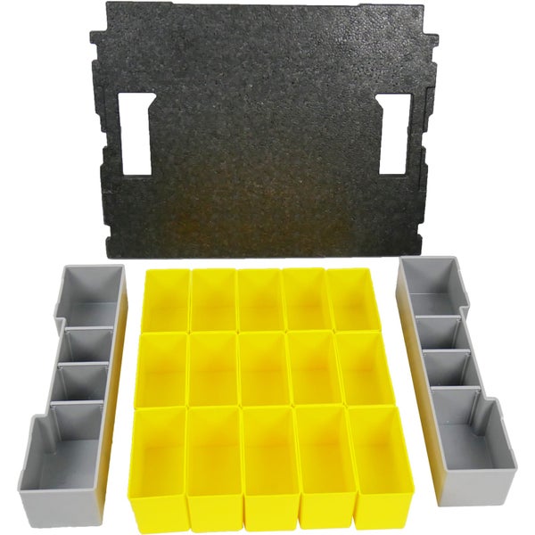 Spielturm aus Holz mit Wellenrutsche, Schaukel, Kletterwand mit Griffen und Spielhaus mit Dach.