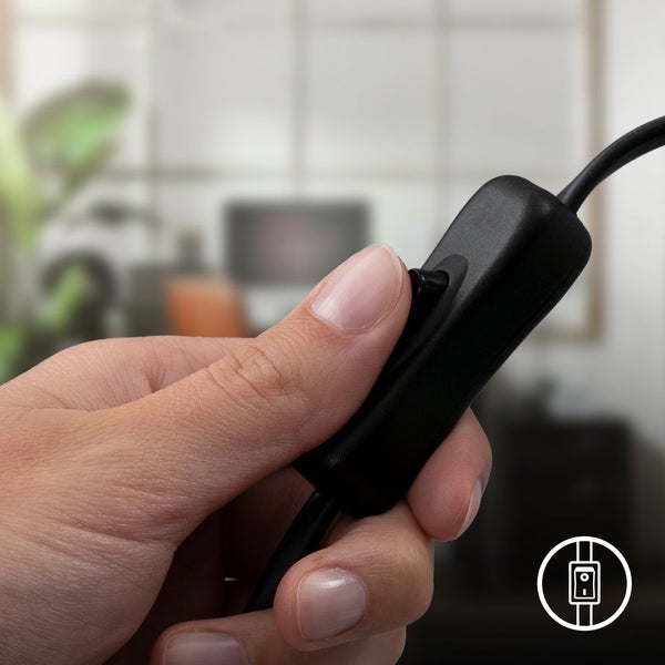 Hand betätigt einen schwarzen Schnurschalter an einem Kabel, inklusive Symbol für Schnurschalter.