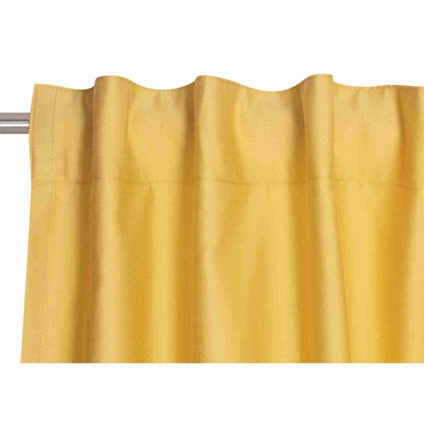 Gelber Vorhang an einer Gardinenstange