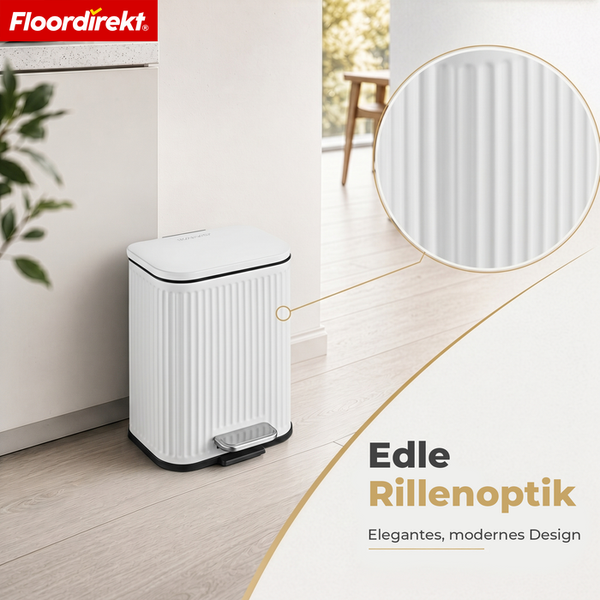 Floordirekt Logo. Tretmülleimer mit moderner Rillenoptik und Metallpedal in einer hellen, modern eingerichteten Küche.