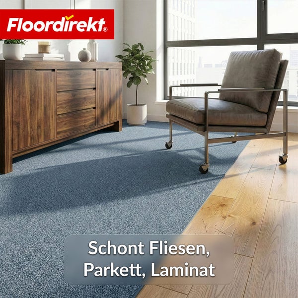 Wohnzimmer mit blauen Teppichboden, Kommode und Sessel vor Fenster