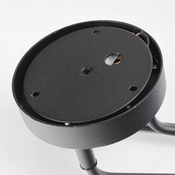 Detailaufnahme einer schwarzen Wandleuchte mit Montageplatte