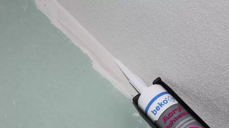 Anwendung von beko Acryl Dichtstoff in einer Eckfuge mit einer Kartuschenpresse.