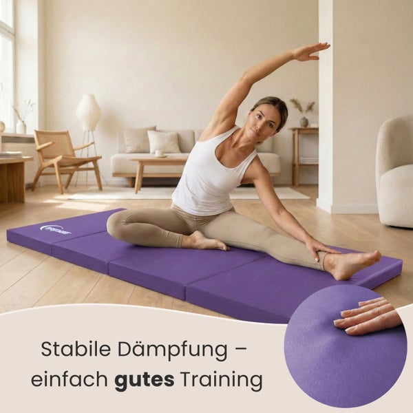 Frau dehnt sich auf einer lila Gymnastikmatte in einem hellen Raum.