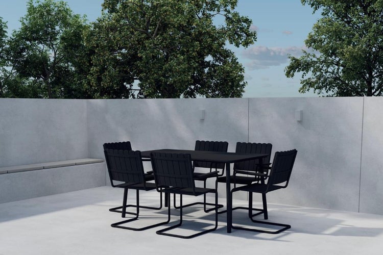 Modernes Gartenmöbel-Set bestehend aus einem schwarzen rechteckigen Tisch und sechs Freischwinger-Stühlen auf einer hellen Terrasse.