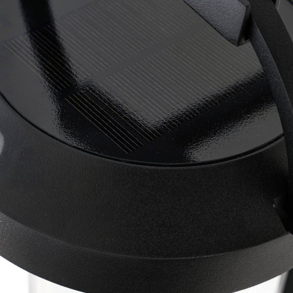 Nahaufnahme des integrierten Solarpanels einer schwarzen Solar-Außenleuchte.