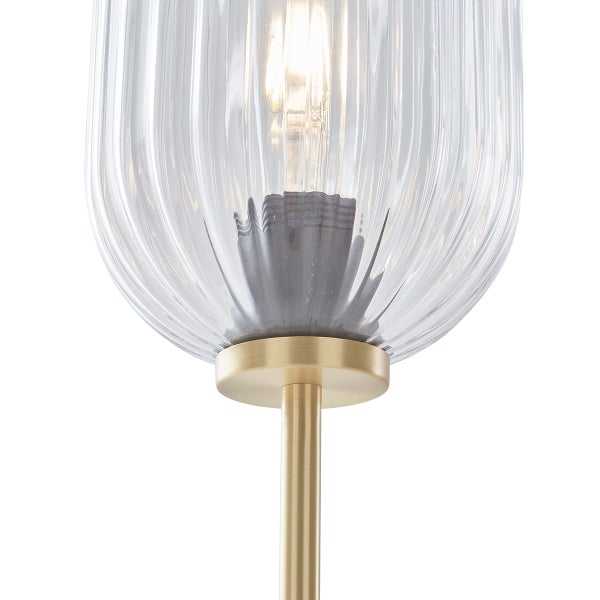 Detailaufnahme einer Lampe mit geriffeltem Glasschirm und Metallfuß