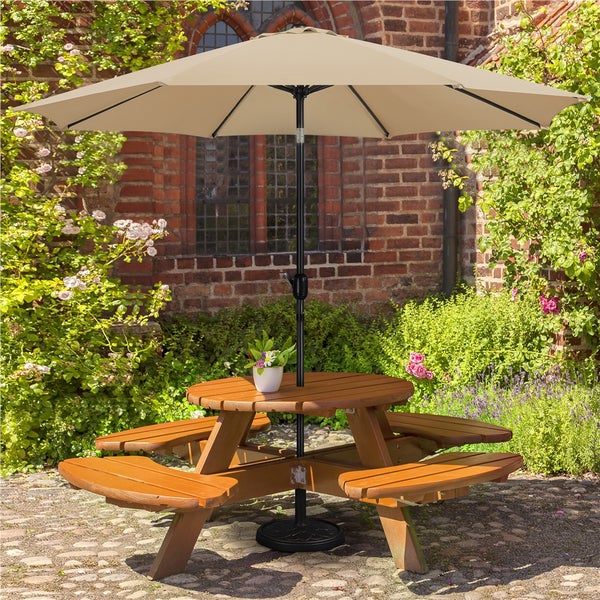 Gartenszene mit Picknicktisch, Sonnenschirm und Pflanzen