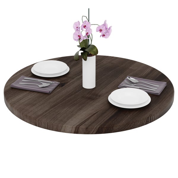 Runde Tischplatte aus dunklem Holz, gedeckt für zwei Personen mit Tellern, Besteck und einer Orchidee in einer Vase.